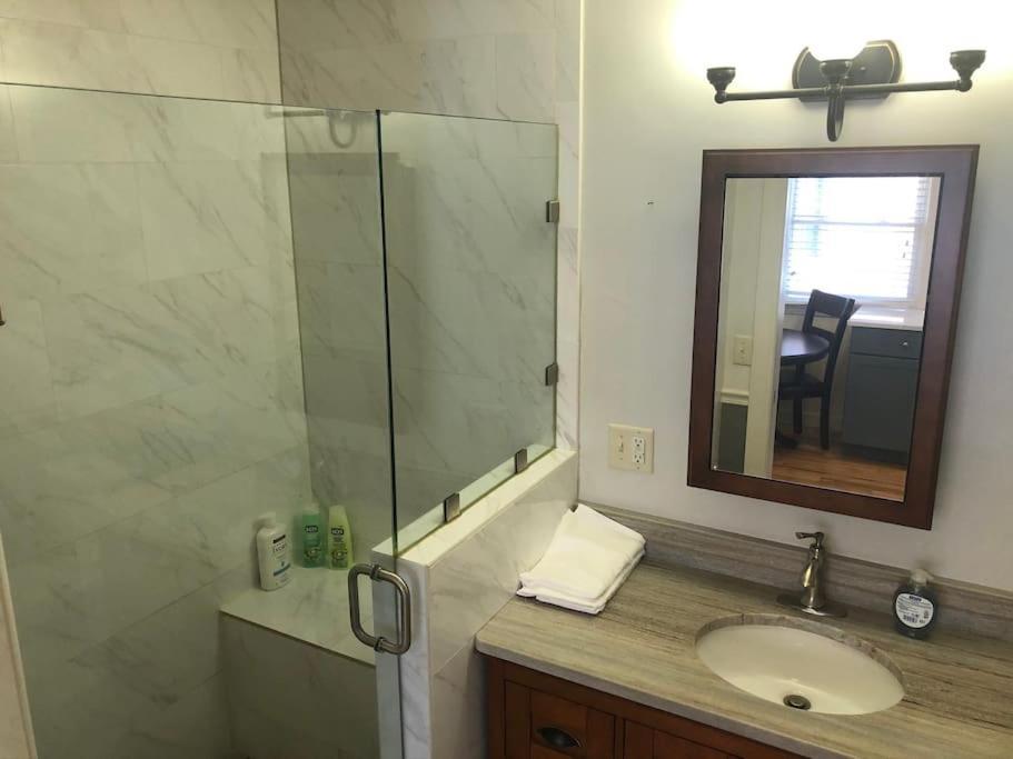 Entire Apartment Close To Downtown - 2 Queen Beds سبرينجفيلد المظهر الخارجي الصورة