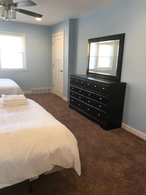 Entire Apartment Close To Downtown - 2 Queen Beds سبرينجفيلد المظهر الخارجي الصورة