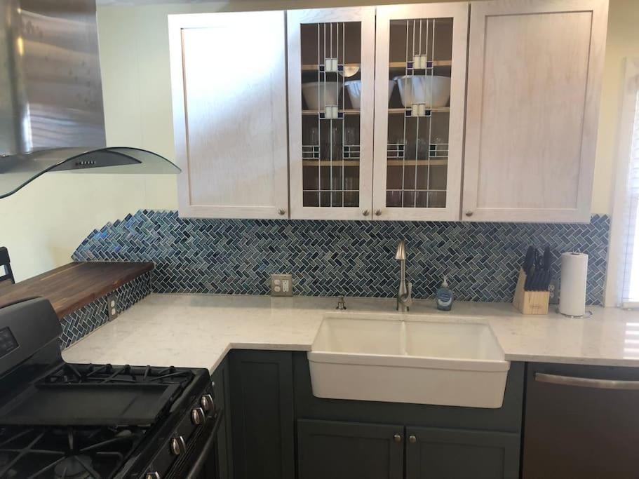 Entire Apartment Close To Downtown - 2 Queen Beds سبرينجفيلد المظهر الخارجي الصورة